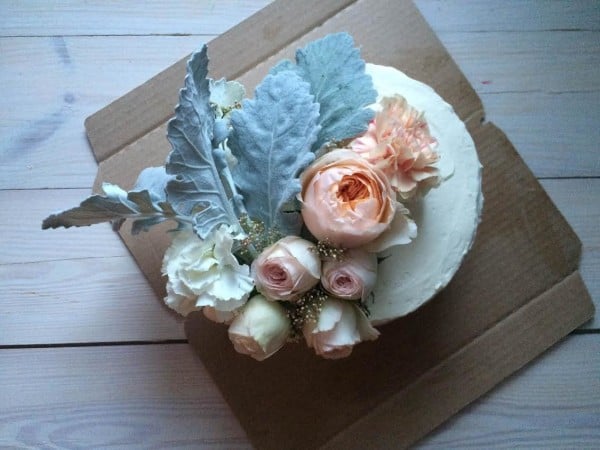 <span>Свадебный Angel Cake с цветочной композицией</span><i>→</i>
